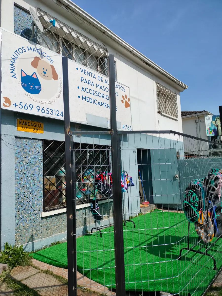 Frente de Animalitos Mágicos, con el letrero blanco del gato y el perro sobre la ventana