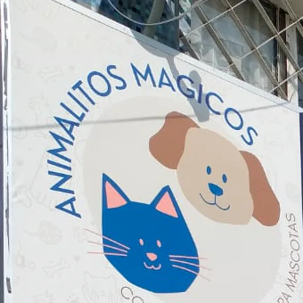 El gato y el perro del letrero de la tienda